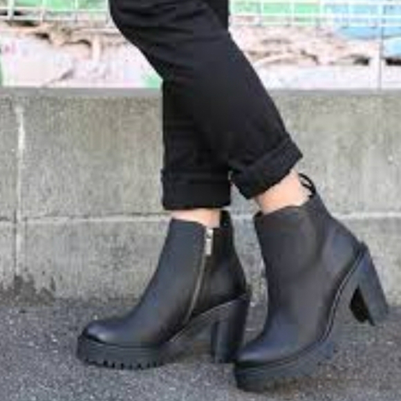 Dr martens black leather heeled boot sz 10 - Picture 12 of 12